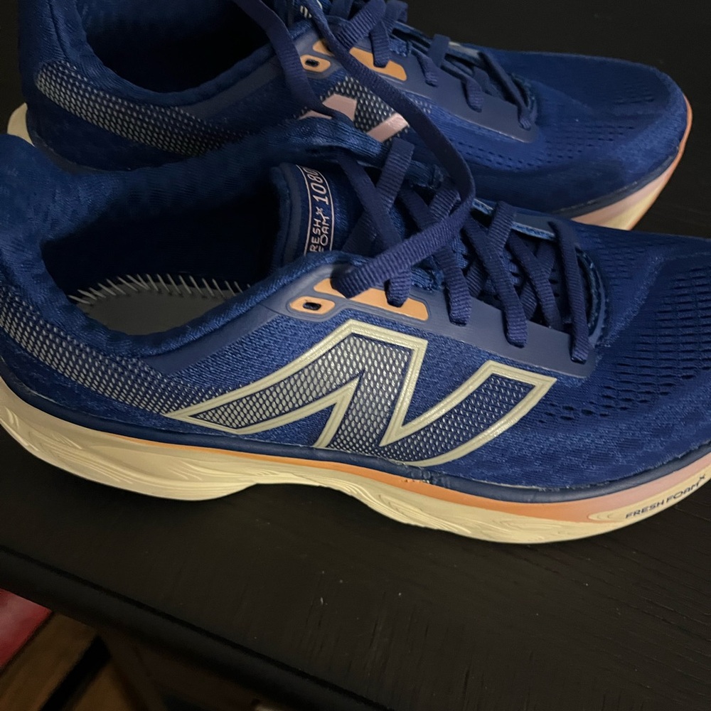 New Balance women’s athletic shoes - Picture 4 of 8